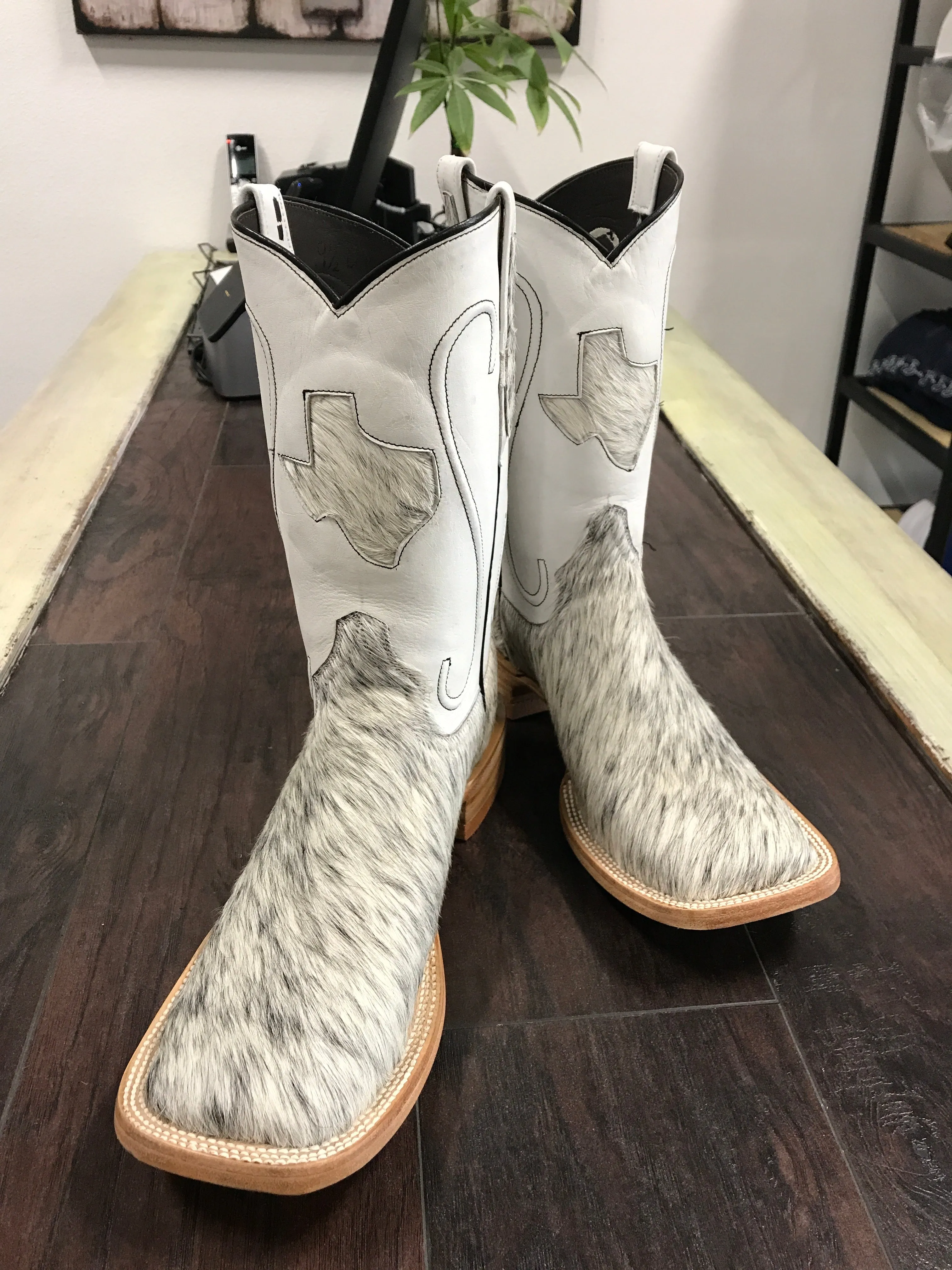 Cowhide- Black&White 9.5D