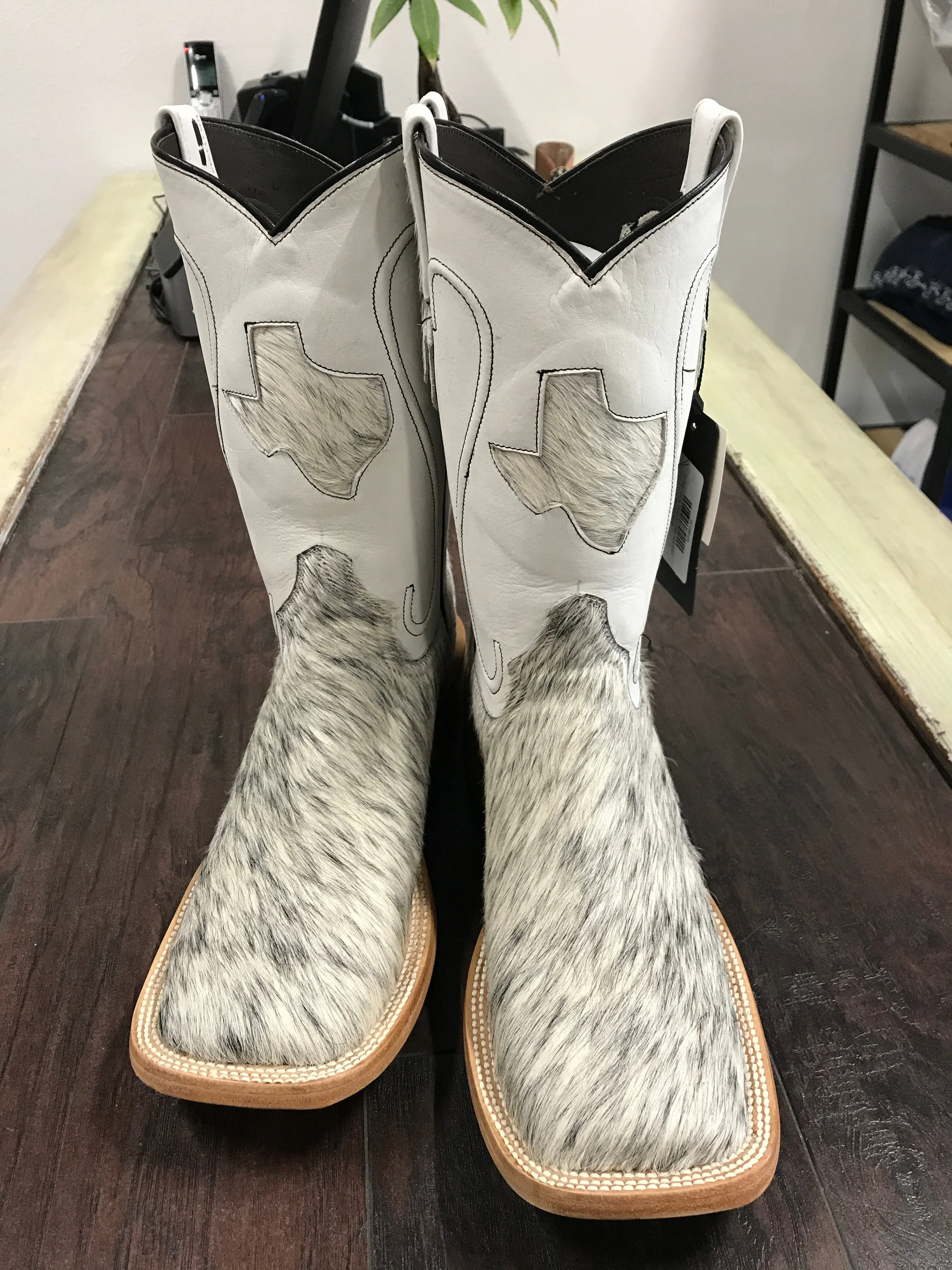 Cowhide- Black&White 9.5D