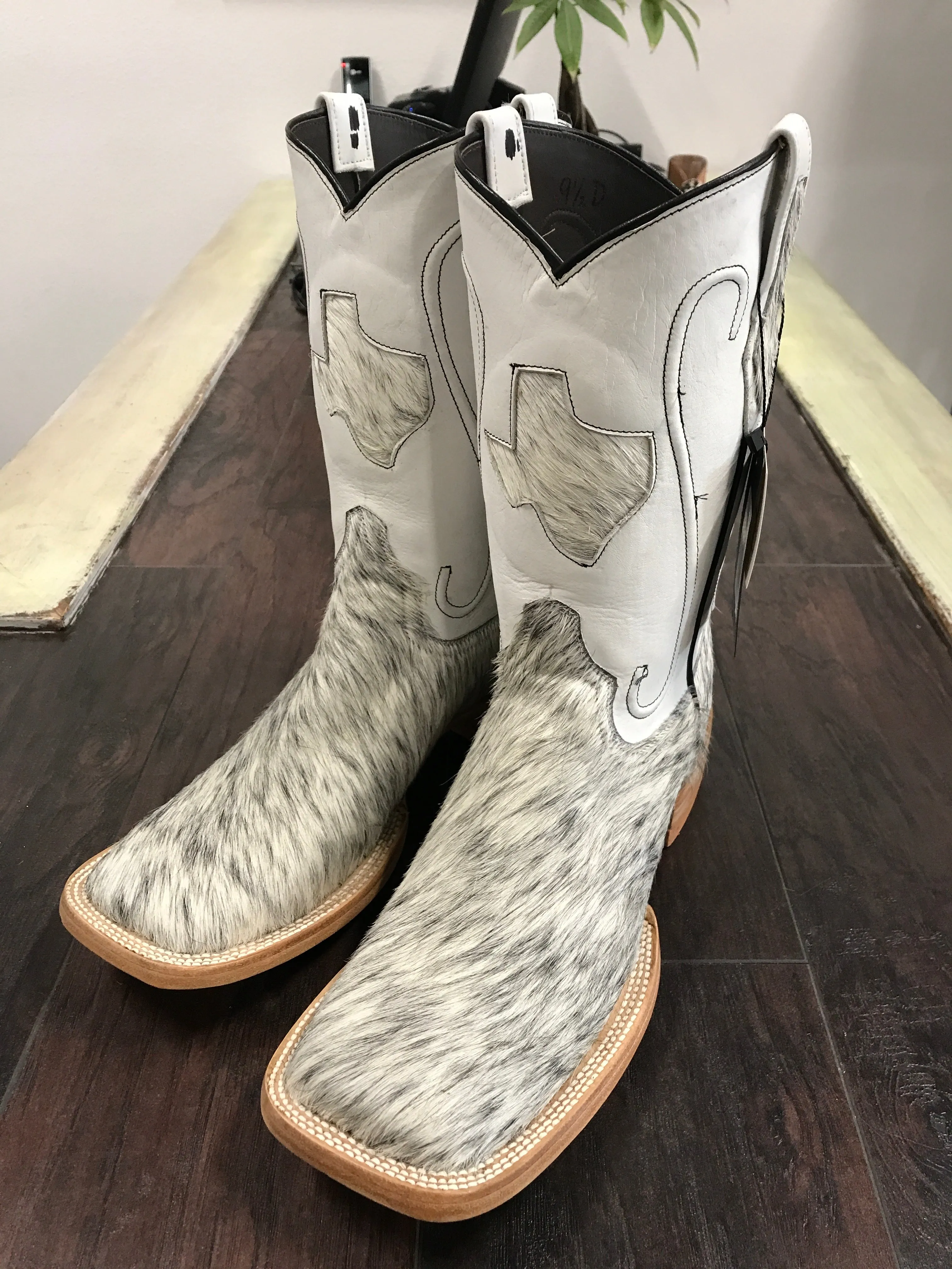Cowhide- Black&White 9.5D