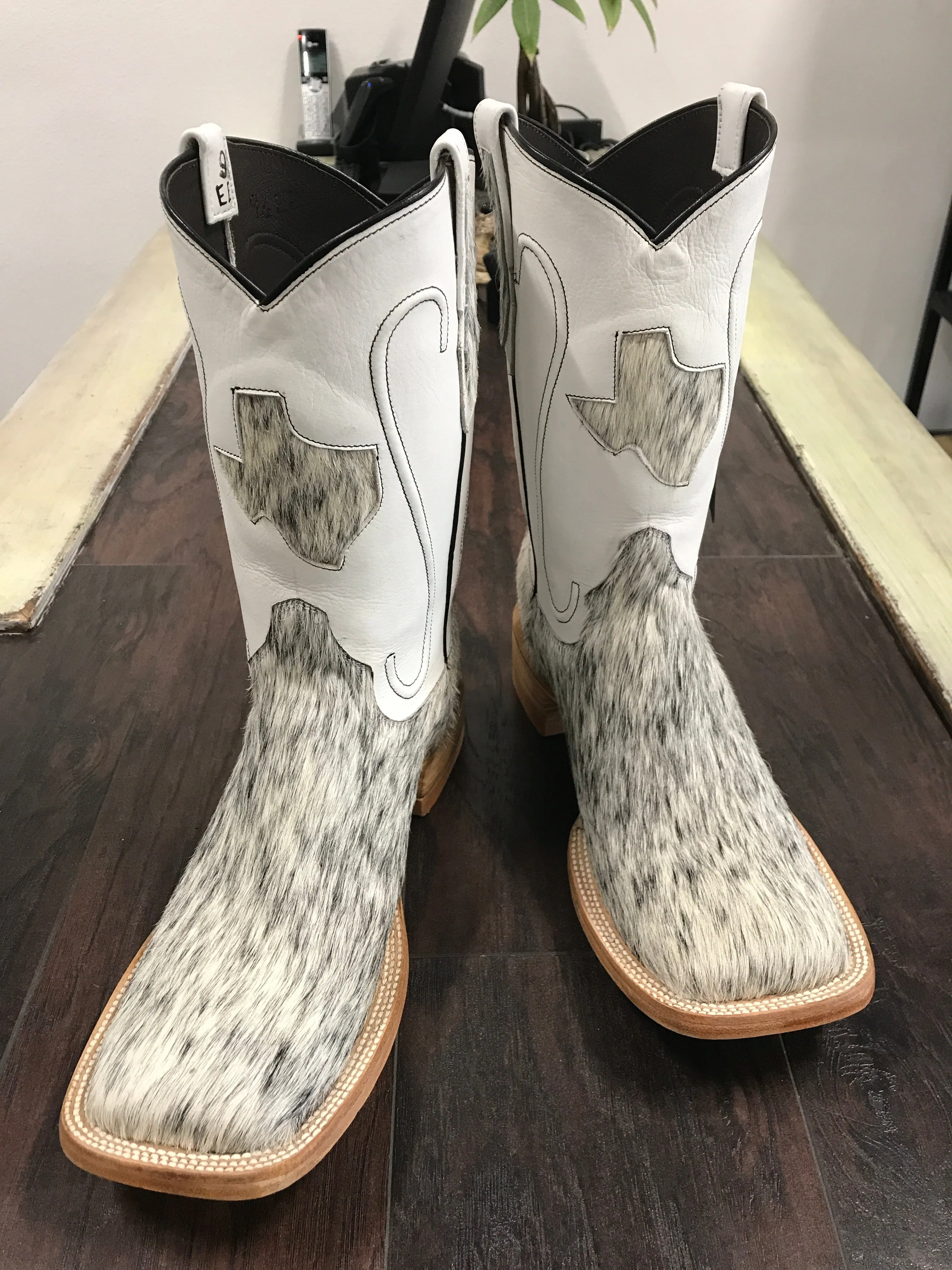 Cowhide- Black&White 9.5EE