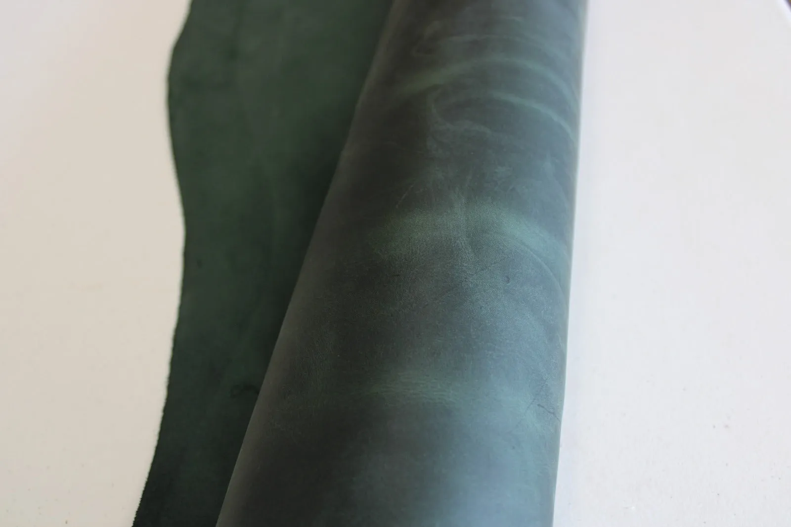 CRAZY HORSE OLIVE GREEN DISTRESSED LEATHER HIDE Thickness 1.6 mm/ 4 oz