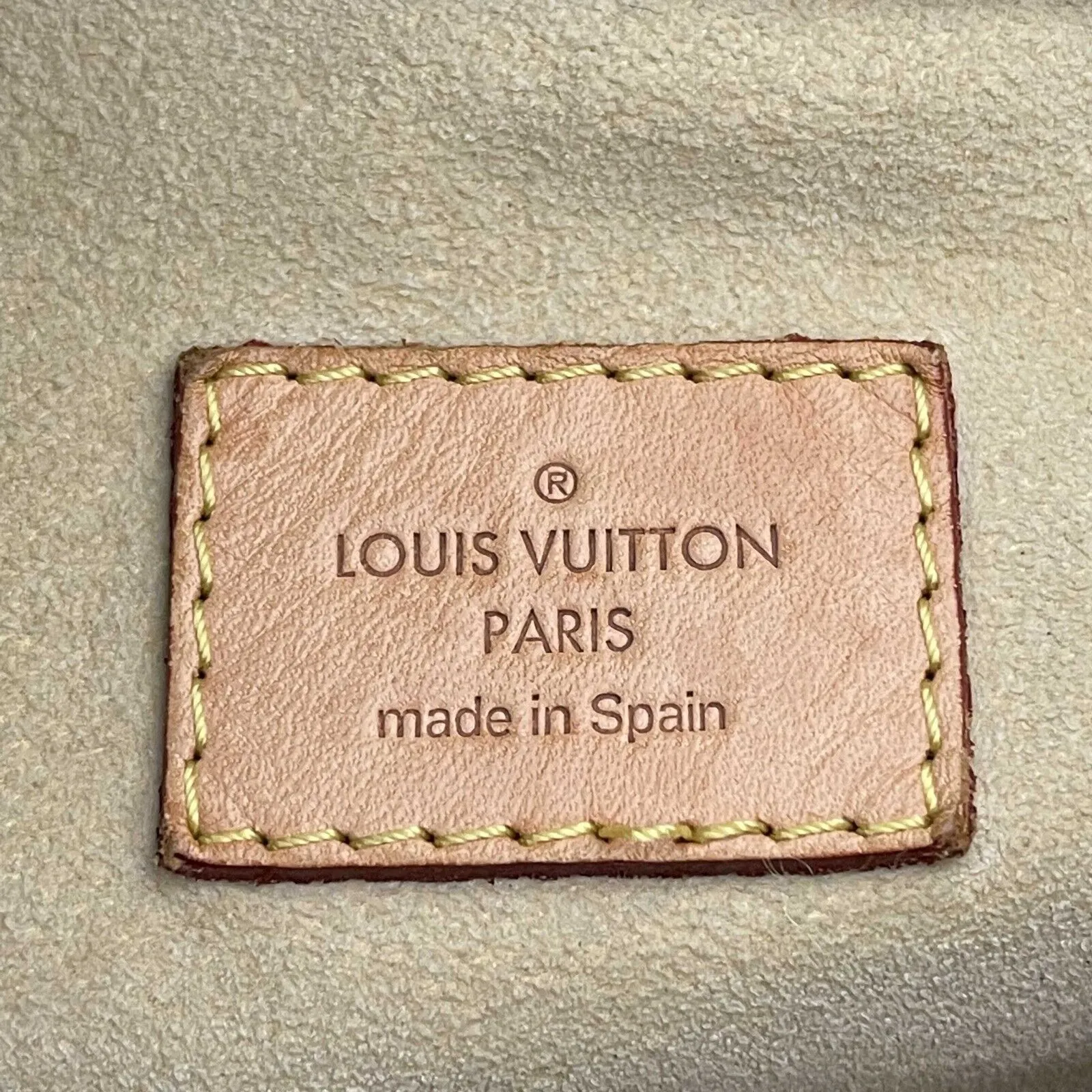 Louis Vuitton - Artsy MM in Monogram Canvas - Brown Shoulder Bag