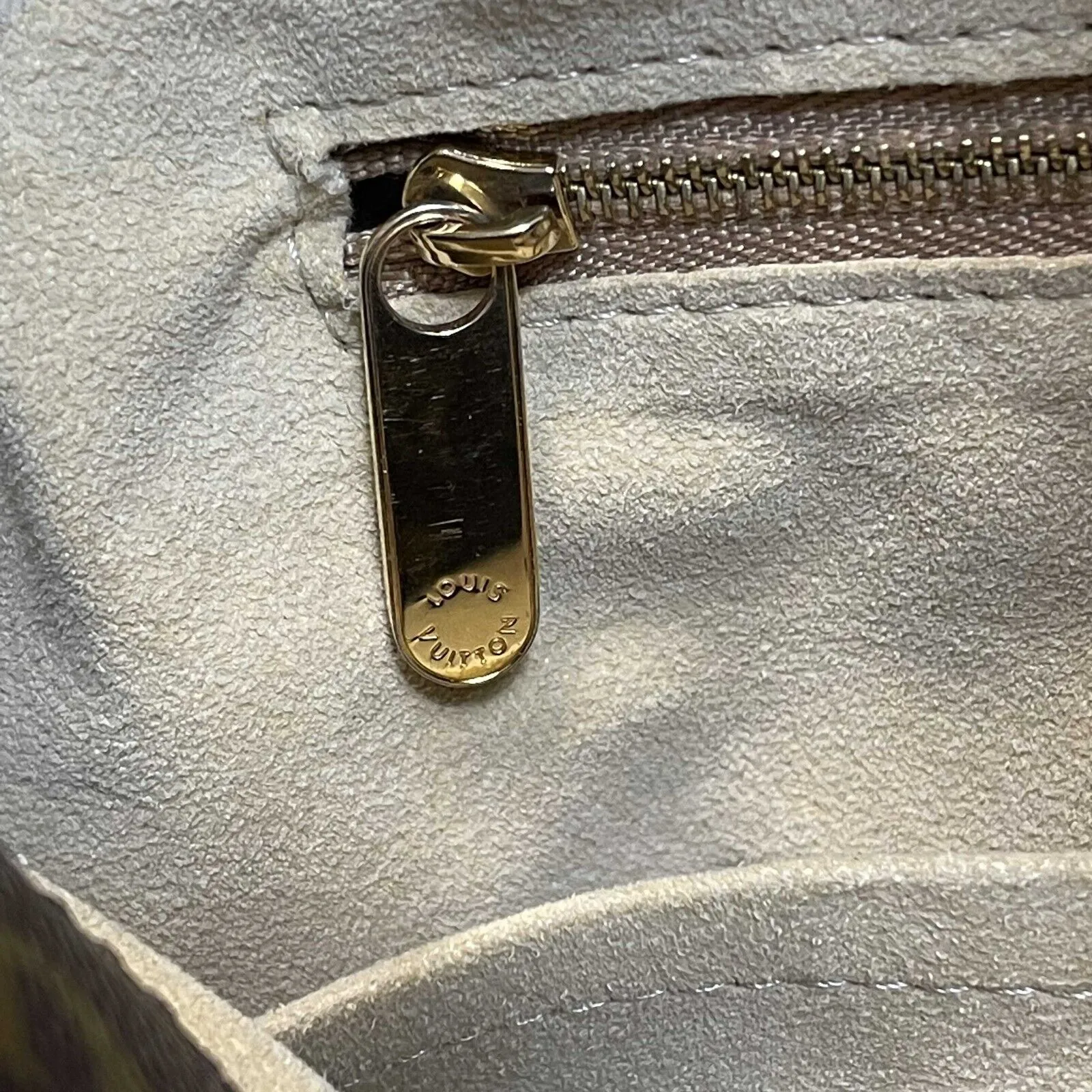Louis Vuitton - Artsy MM in Monogram Canvas - Brown Shoulder Bag