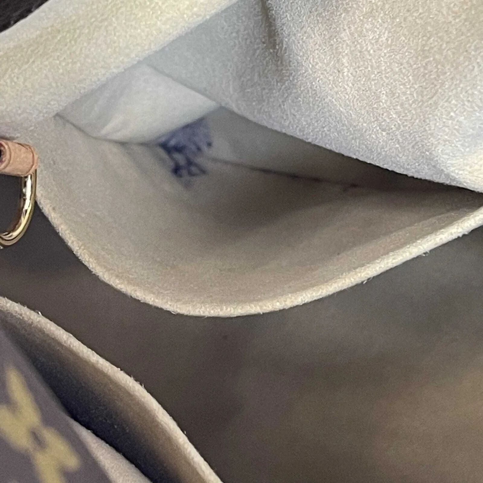 Louis Vuitton - Artsy MM in Monogram Canvas - Brown Shoulder Bag