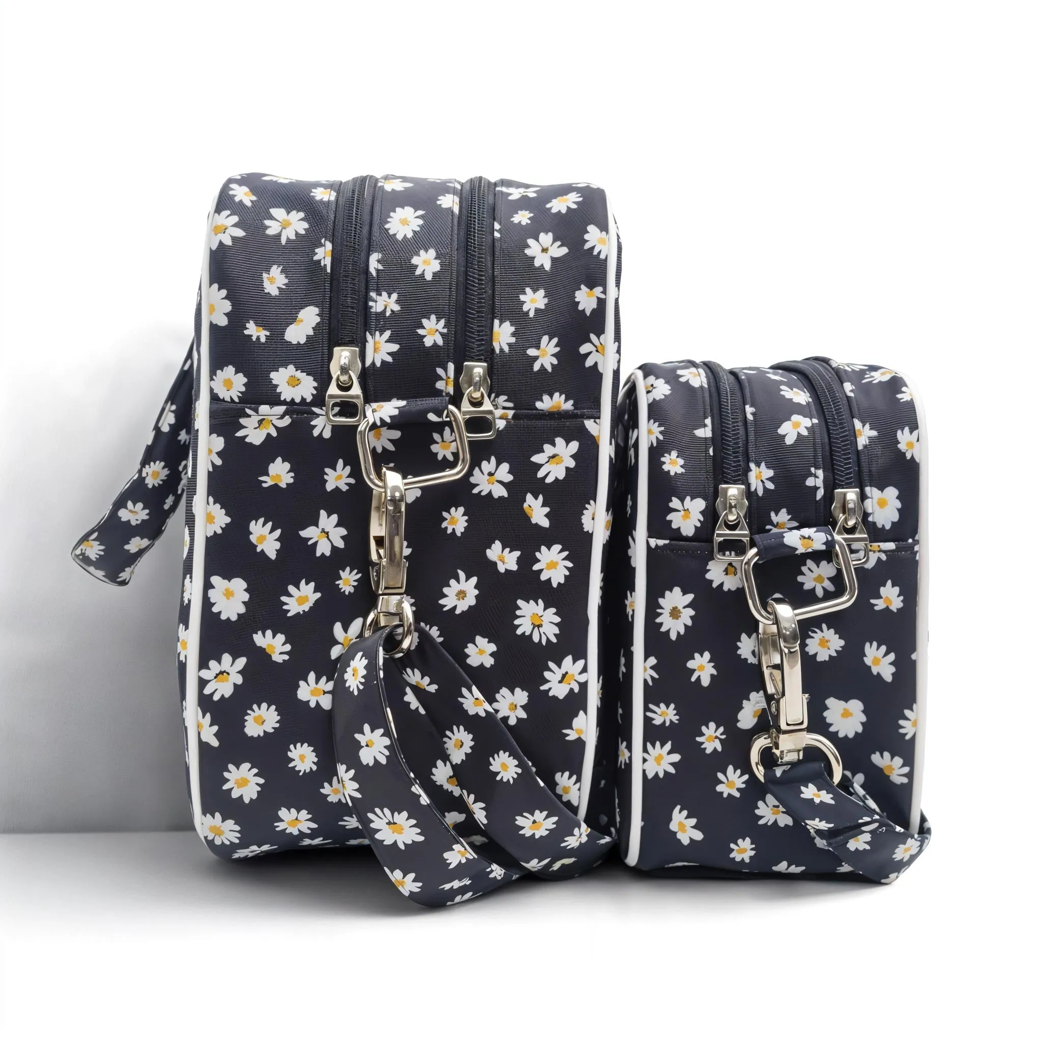 MIDNIGHT DAISY PRINT TRAVEL BAG